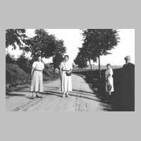 091-0025 Auf der Strasse in Schenken. Ortsausgang in Richtung Leipen. Im Bild Liesbeth und Eva Minuth aus Koethen sowie Christel Samland aus Schenken.jpg